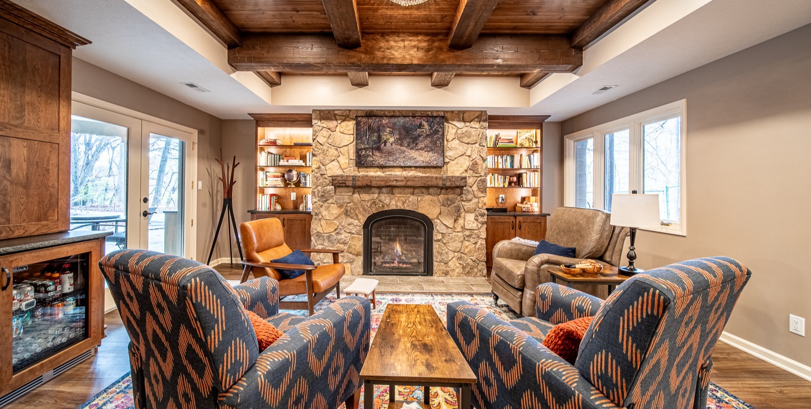 ripple-creek-tray-ceiling-wood-beams-sitting-02