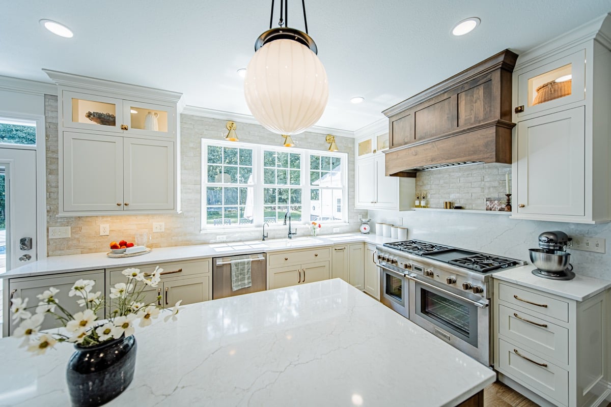 bright-modern-farmhouse-kitchen-12