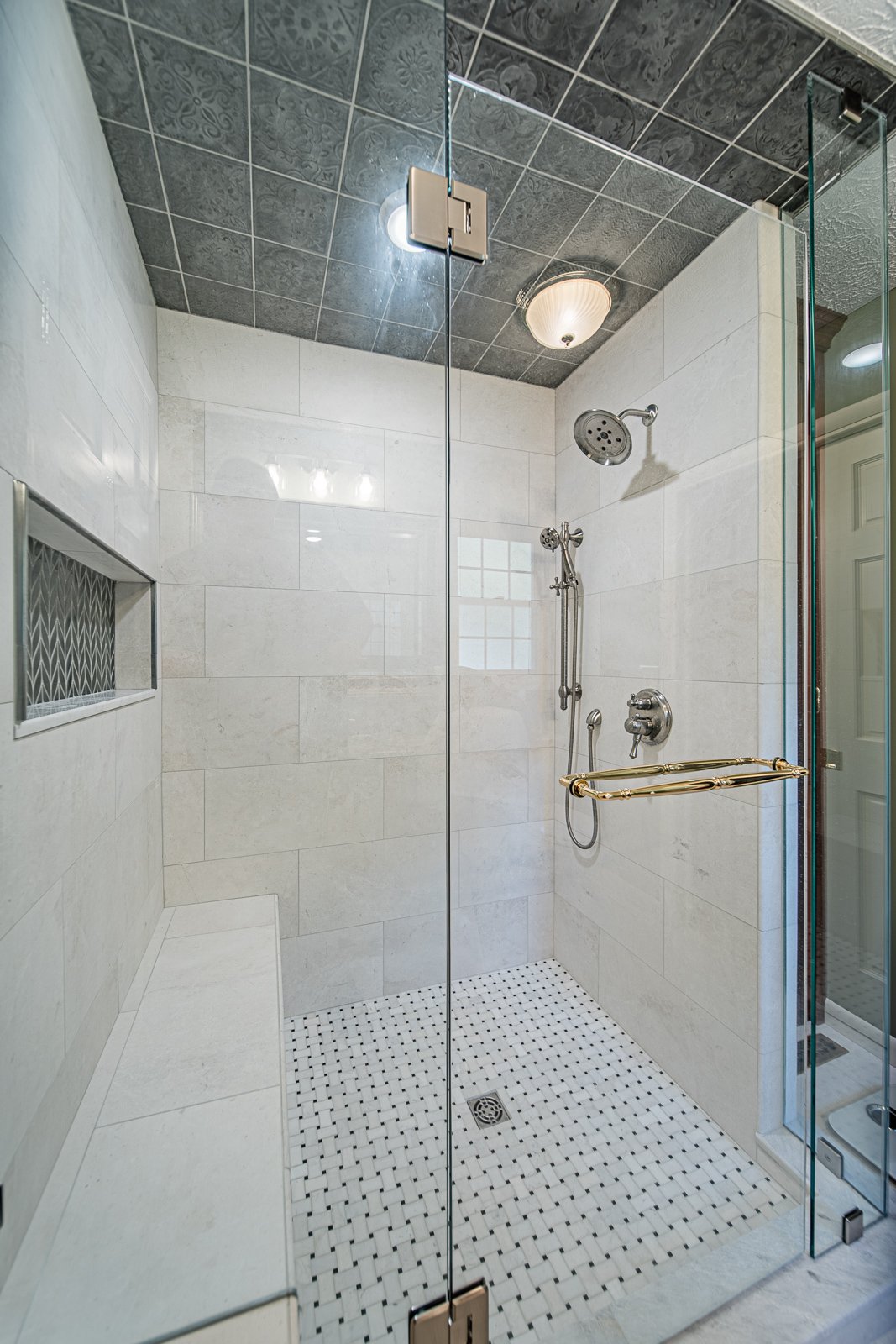 His primary bathroom 4