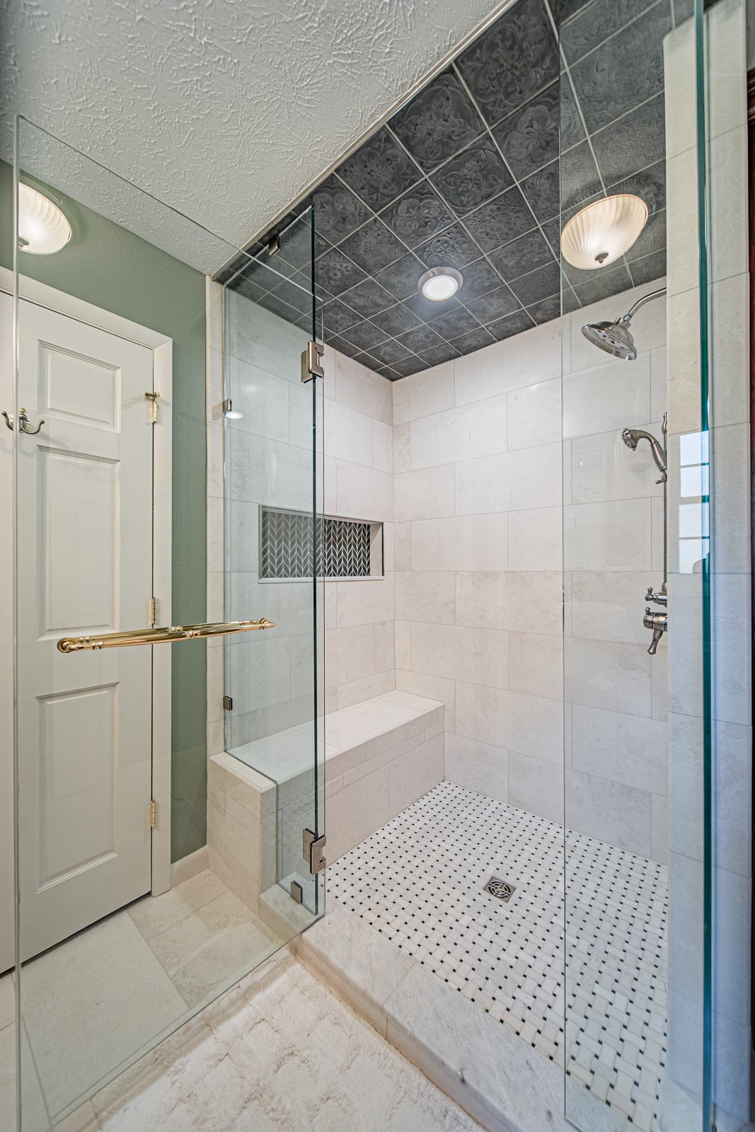 His primary bathroom 5