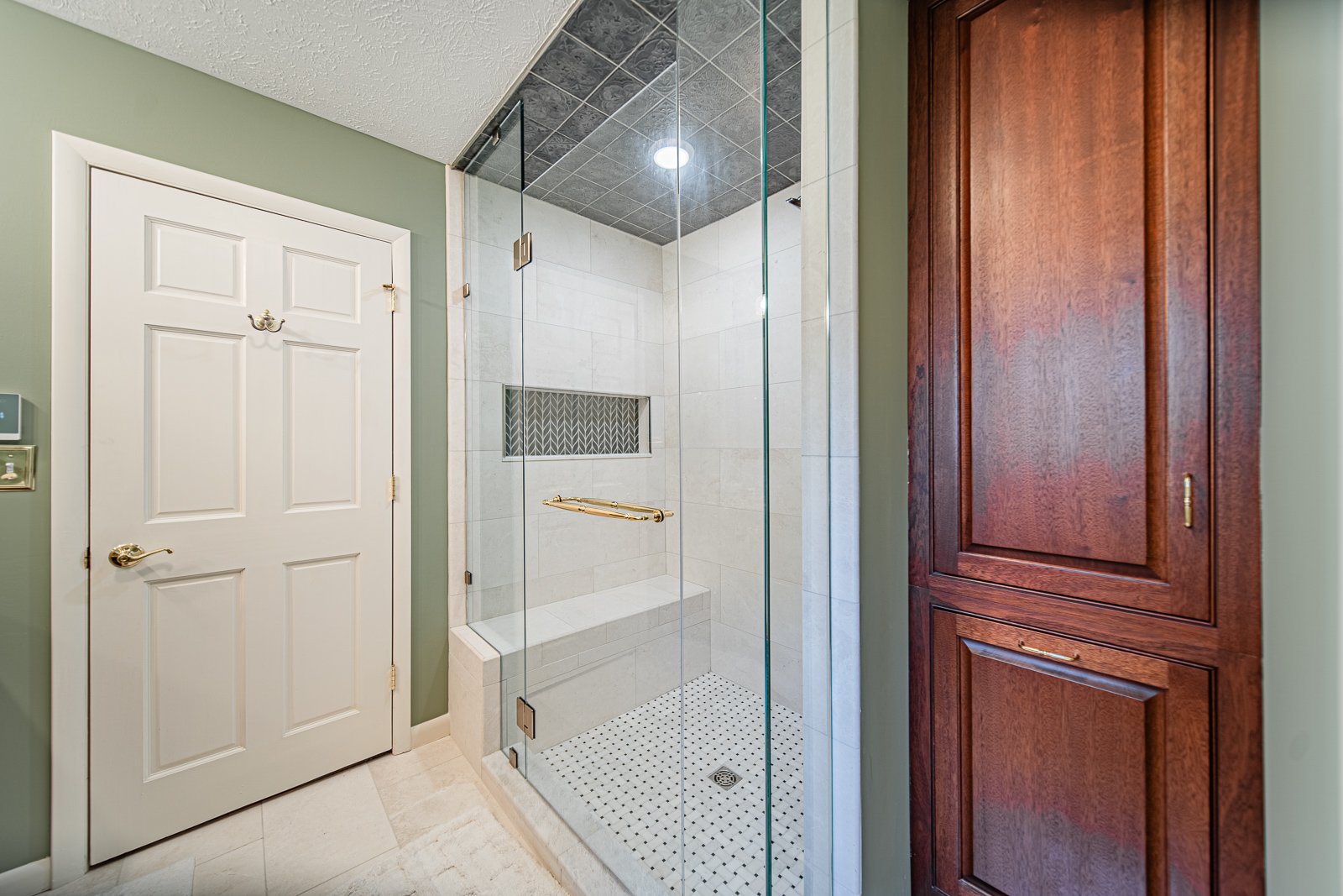 His primary bathroom 3