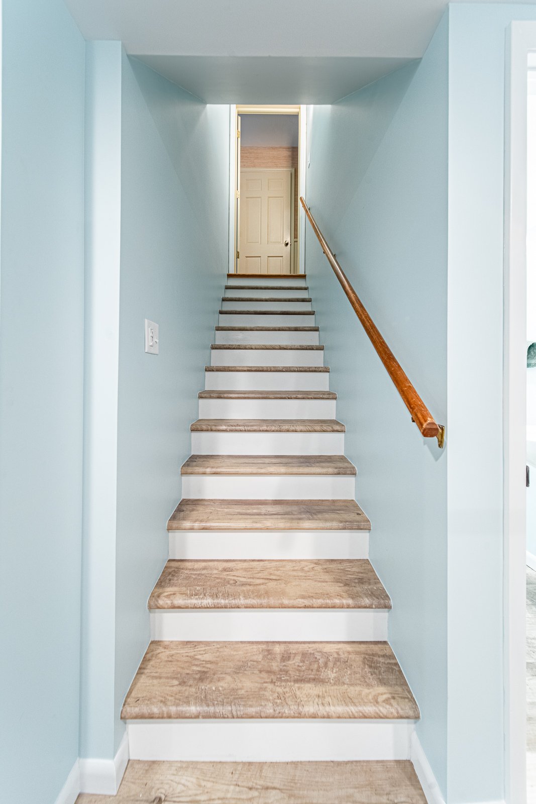 asement-staircase-with-wood-treads-and-blue-walls
