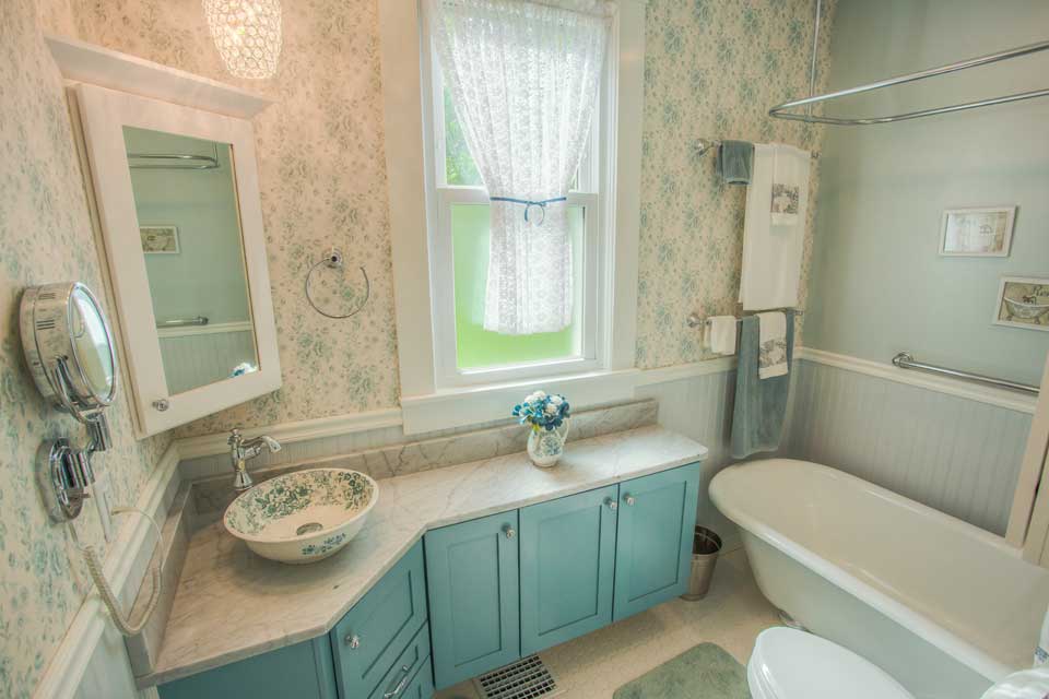 Experience the ultimate farmhouse bathroom transformation in Clarks Hill. Get inspired by our expert remodels and create your perfect oasis now.